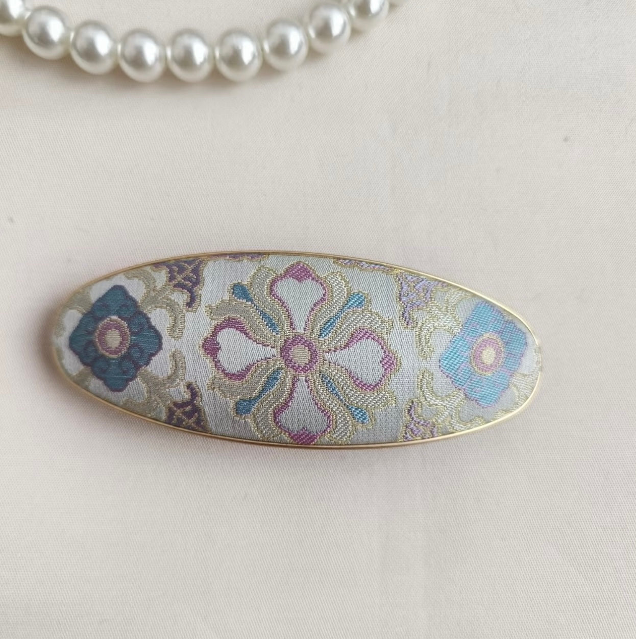 Broche artisanale avec soie de mûrier brodée Song Accessoires de cheveux cadeaux 